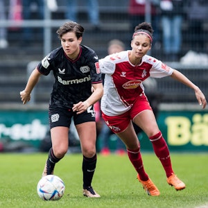 Genessee Puntigam verfolgt Alexandra Emmerling im Derby zwischen Köln und Leverkusen