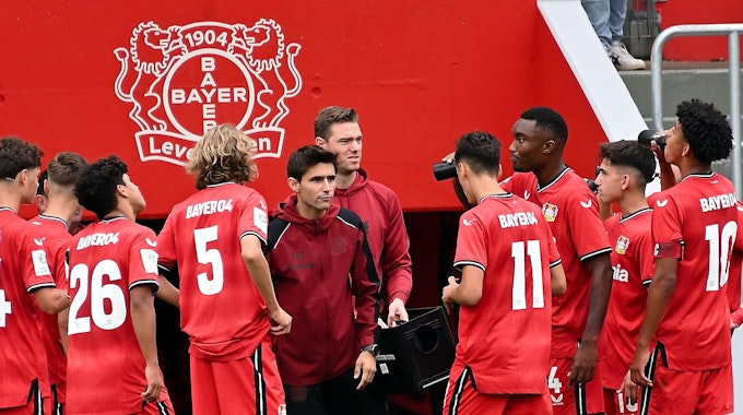 Leverkusens U-17-Trainer Sergi Runge im Kreise seiner Spieler