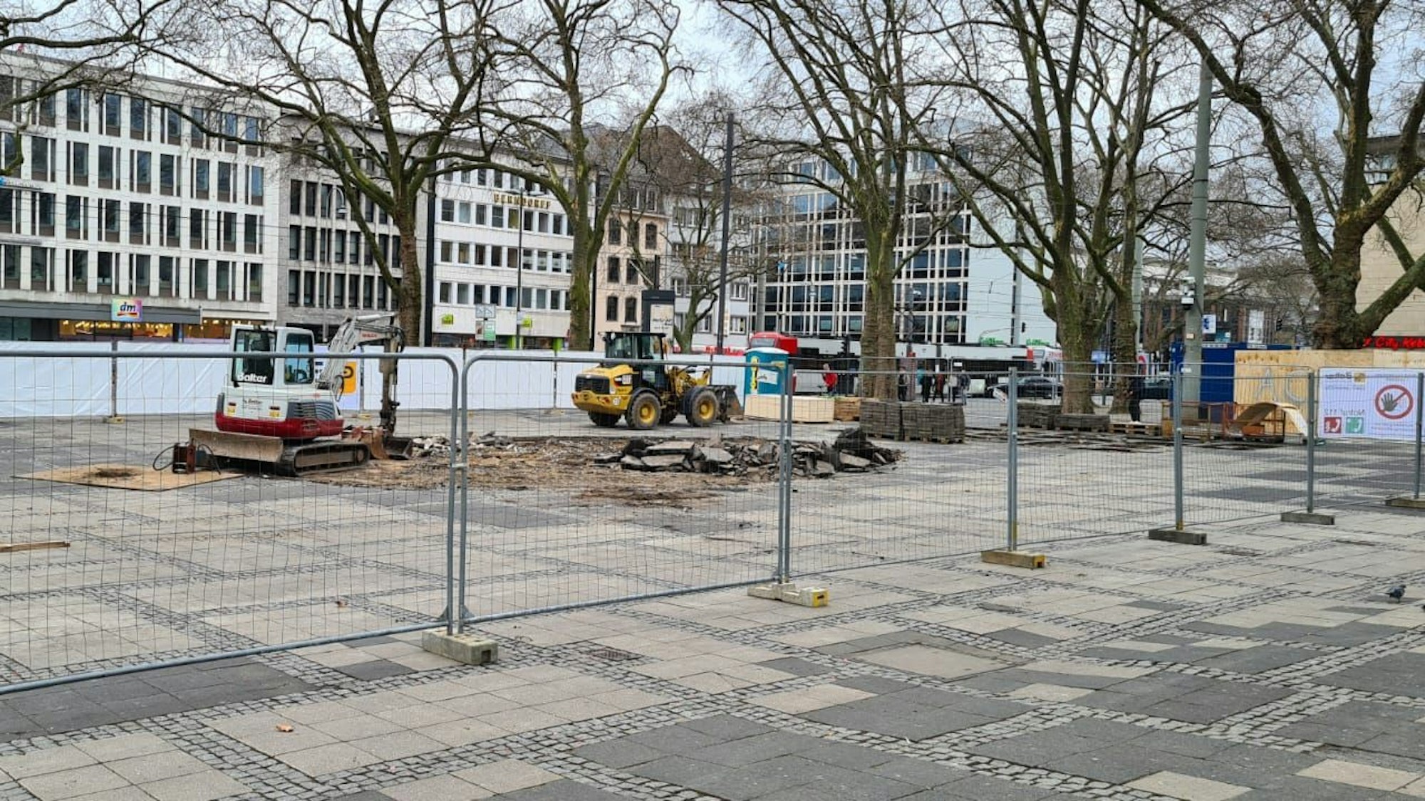 Das Bild zeigt die Baustelle auf dem Neumarkt.