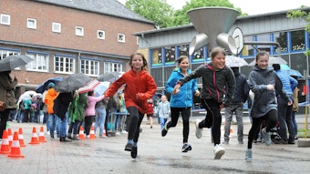 Laufende Kinder auf dem Schulhof der Grundschule Uferstraße.