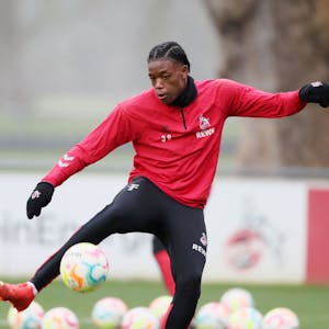 Verteidiger Elias Bakatukanda im Training des 1. FC Köln