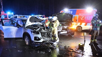 Zwei völlig zerstörte Fahrzeuge nach einem Verkehrsunfall.
