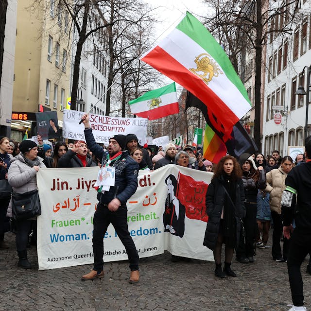 Am Samstag demonstrierten in Köln Menschen auf dem Heumarkt zur Unterstützung aller politischen Gefangenen im Iran.

