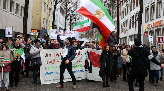 Am Samstag demonstrierten in Köln Menschen auf dem Heumarkt zur Unterstützung aller politischen Gefangenen im Iran.

