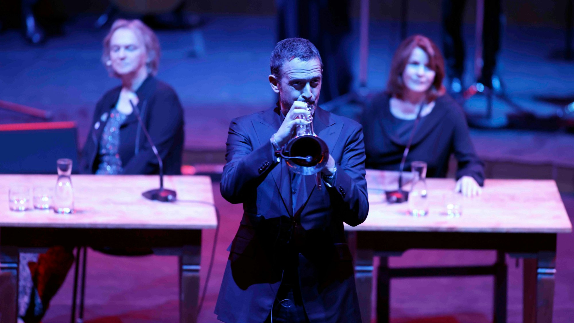 lit.COLOGNE – Die große Gala mit Literatur und Musik. Ein Mann spielt Trompete.