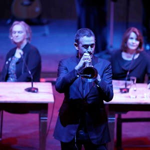 lit.COLOGNE – Die große Gala mit Literatur und Musik. Ein Mann spielt Trompete.