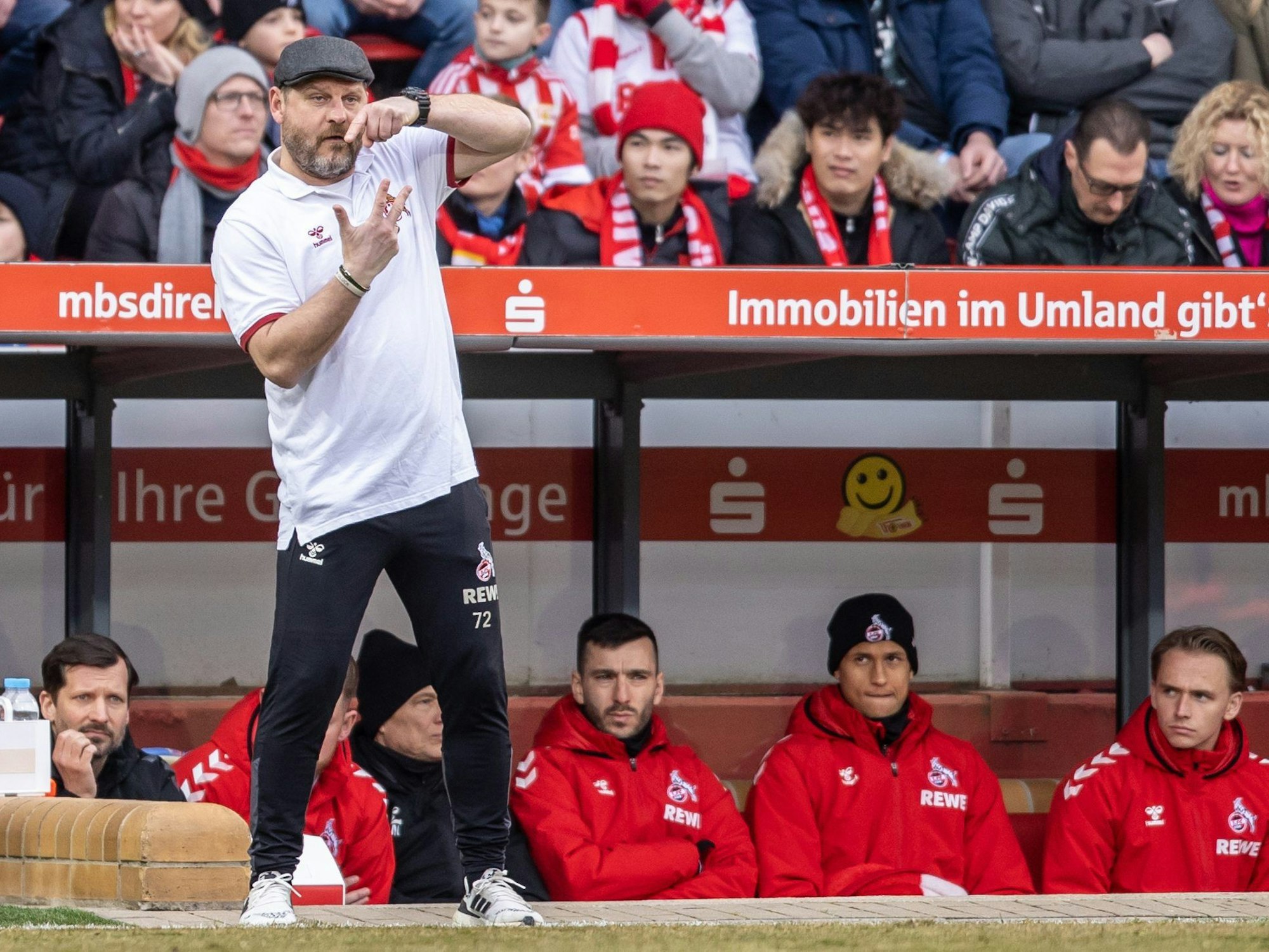Steffen Baumgart dirigiert beim Bundesliga-Spiel des 1. FC Köln bei Union Berlin an der Seitenlinie.