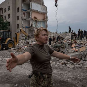 Ukraine, Tschassiw Jar: Eine ukrainische Soldatin bittet die Presse, sich nach dem Einschlag einer russischen Rakete in einem Wohnblock vom Tatort zurückzuziehen.