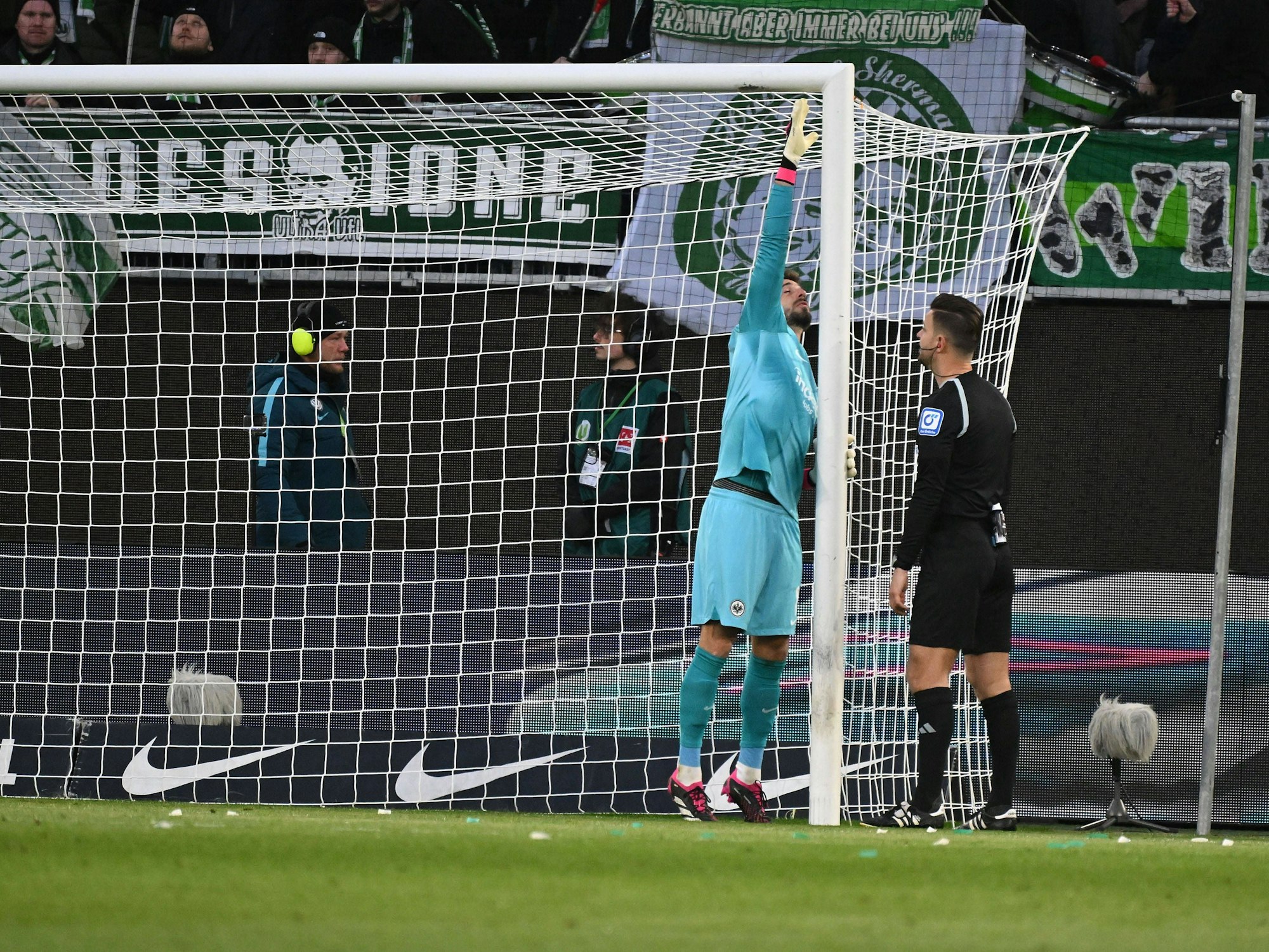 Frankfurt-Keeper Kevin Trapp misst beim Spiel in Wolfsburg mit seinem Körper nach, ob das Tor zu groß ist.