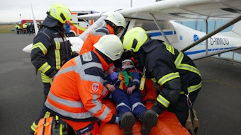 Der „Verletzte“ wird nach der Rettung vorsichtig auf eine Trage gelegt.