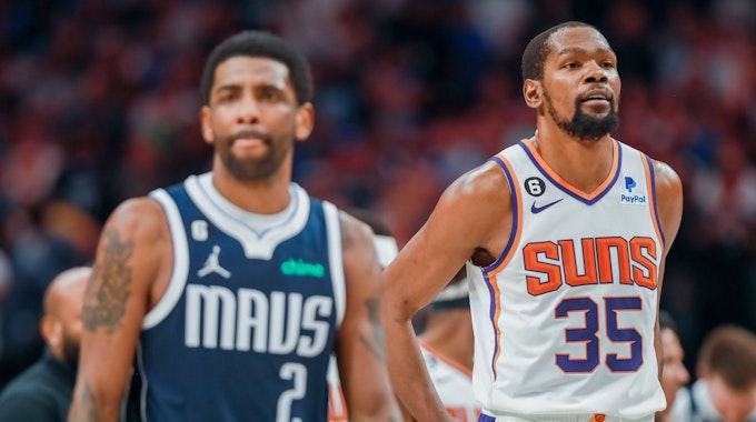 Dallas-Mavericks-GuardKyrie Irving (2) und Phoenix-Suns-Forward Kevin Durant (35) in der NBA.
