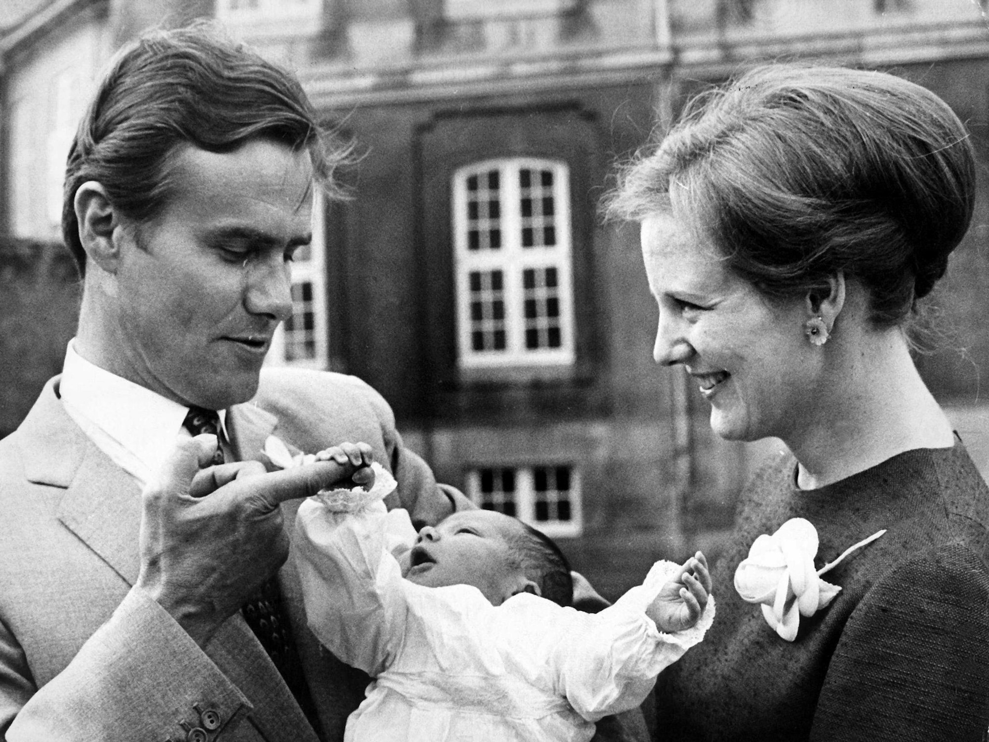 Prinzessin Margrethe von Dänemark und ihr Mann Prinz Henrik präsentieren 1968 ihren erstgeborenen Sohn Frederik den Fotografen.