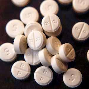 Benzos und Opioide gelten als Trend-Droge. Das Bild&nbsp;zeigt mehrere dieser Pillen.