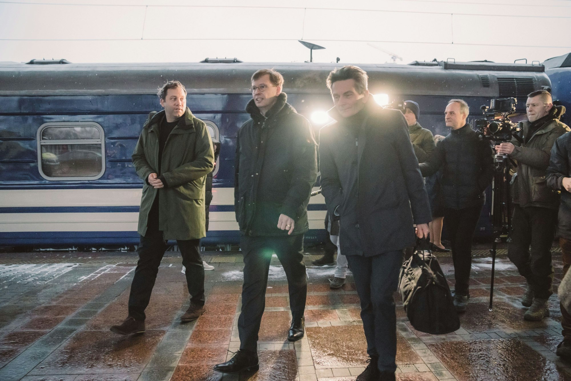 SPD-Parteichef Lars Klingbeil (links) und SPD-Bundestagsfraktionschef Rolf Mützenich (dritter von links) kommen am Montagmorgn auf dem Bahnhof von Kiew an.