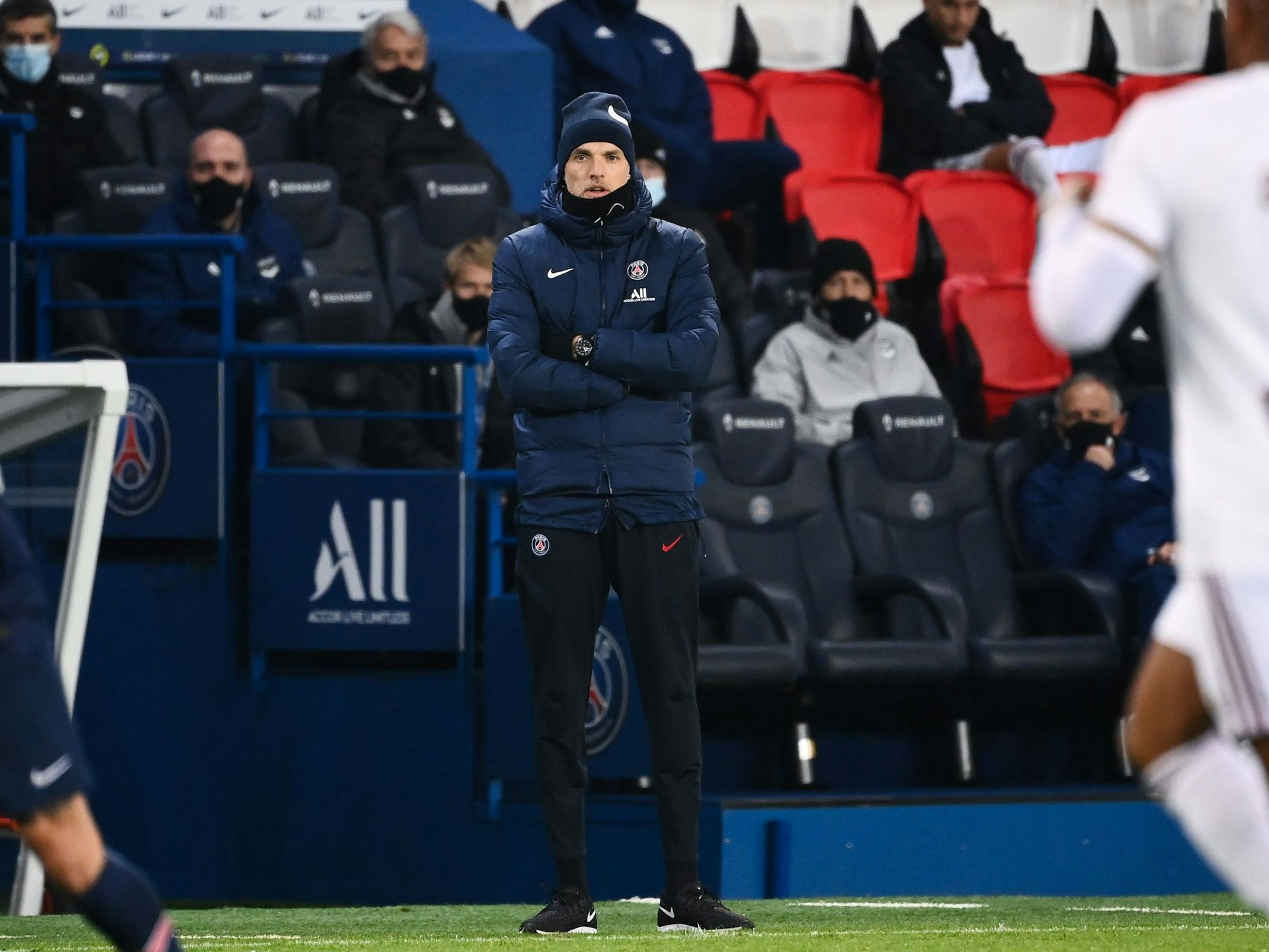 Der deutsche Trainer von Paris Saint-Germain, Thomas Tuchel, verfolgt das Spiel.