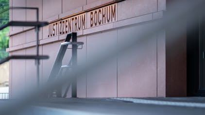 An der Fassade des Landgerichts stehen neben der Treppe die Wörter: „Justizzentrum Bochum“ in Stein gemeißelt.