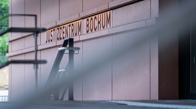 An der Fassade des Landgerichts stehen neben der Treppe die Wörter: „Justizzentrum Bochum“ in Stein gemeißelt.