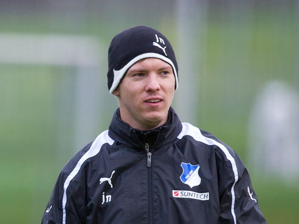 Julian Nagelsmann beobachtet in seiner Rolle als Co-Trainer das Training der Bundesligamannschaft am Trainingszentrum.