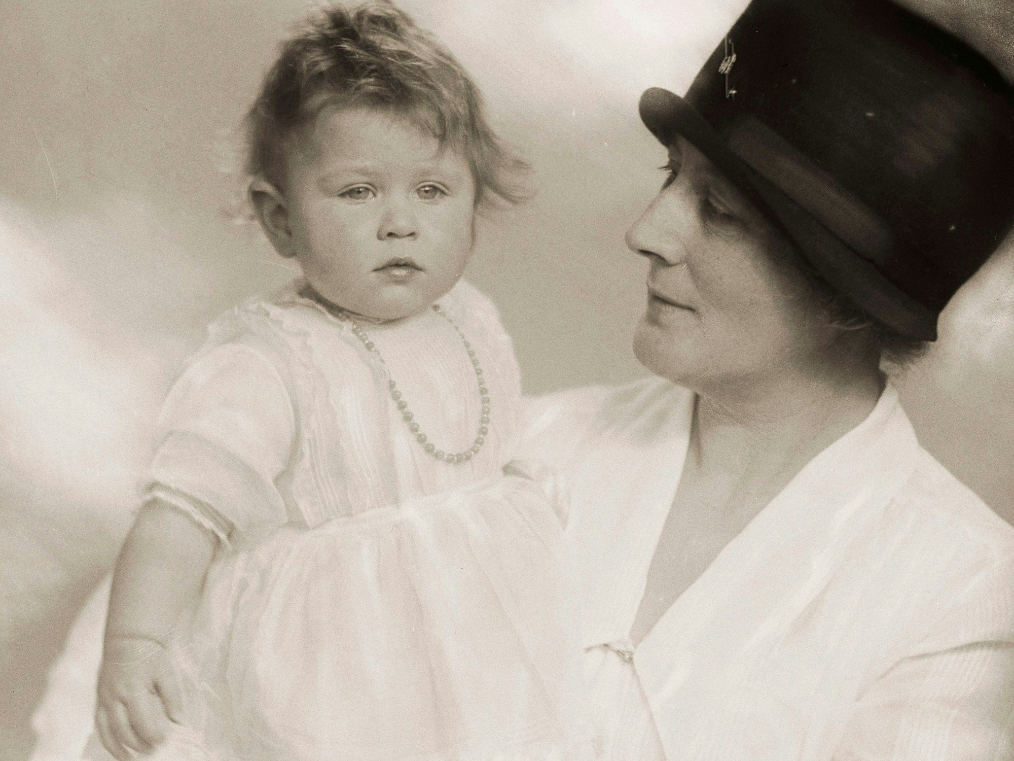 Die damalige Prinzessin Elizabeth am 3. März 1927 mit ihrer Nanny Clara Knight.