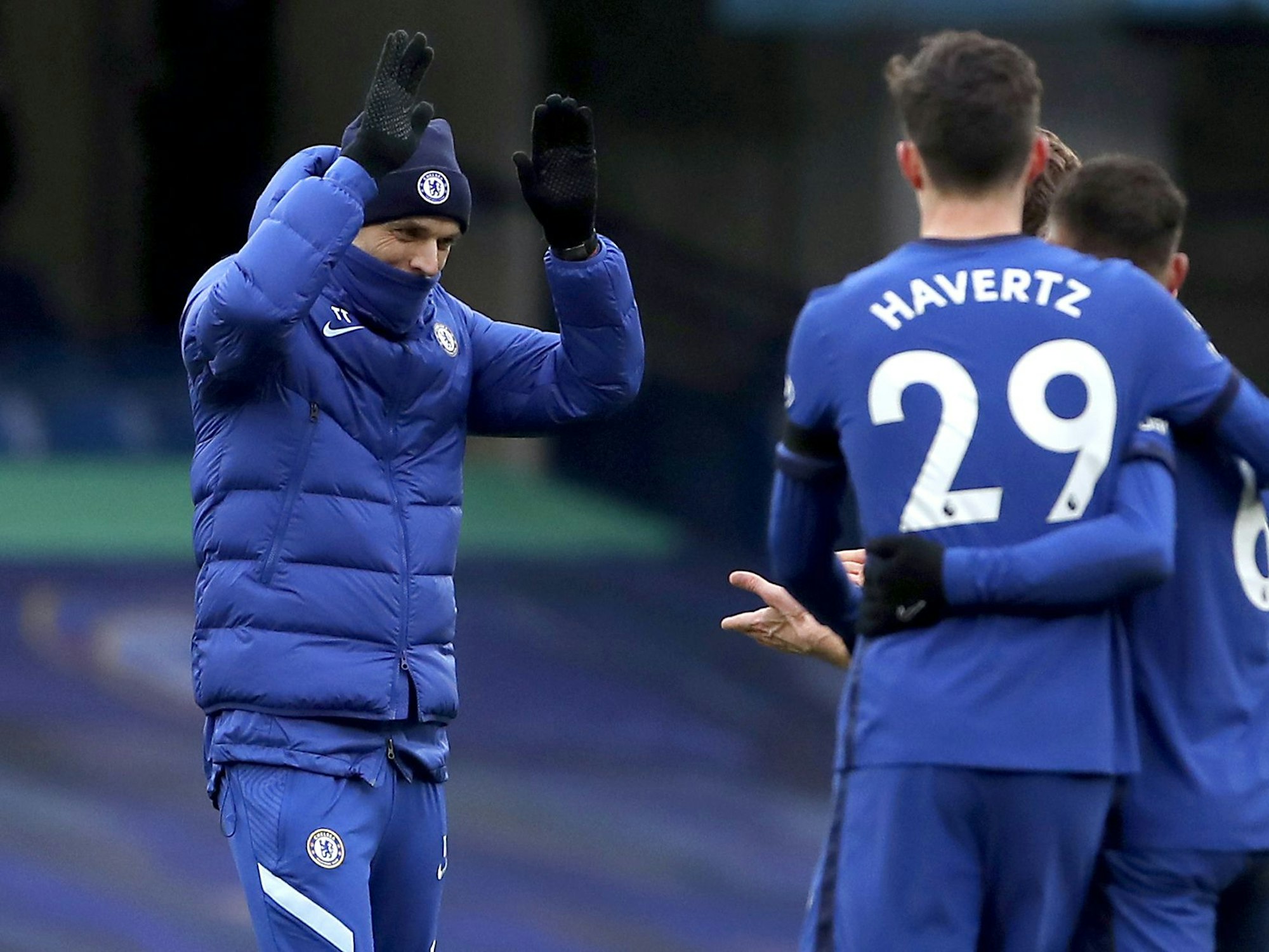Chelseas Trainer Thomas Tuchel feiert mit Chelseas Kai Havertz nach dem Spiel.