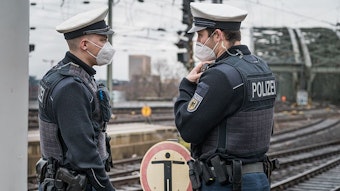 Zwei Bundespolizisten stehen am Kölner Hauptbahnhof.