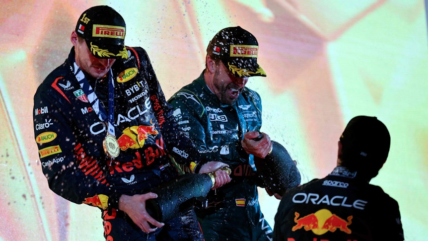 Fernando Alonso und Max Verstappen bei der Champagner-Dusche auf dem Podium der Formel 1.