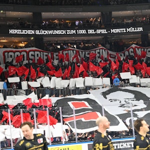 Choreografie der Haie-Fans für das 1000. DEL-Spiel von Moritz Müller.