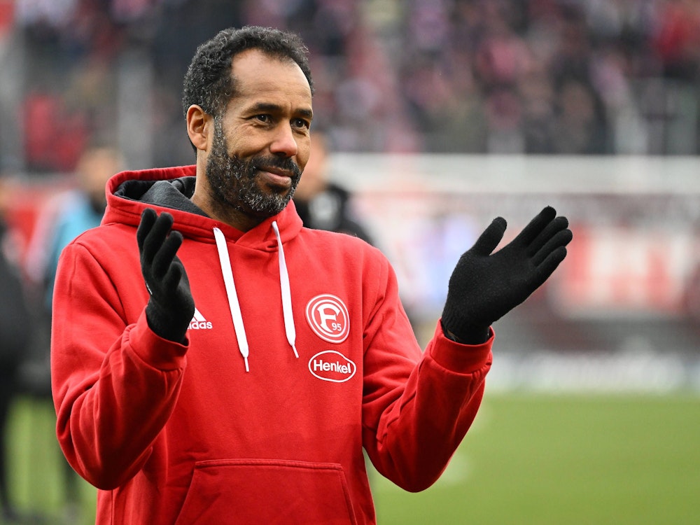 Daniel Thioune applaudiert den Fans nach dem Spiel in Regensburg.