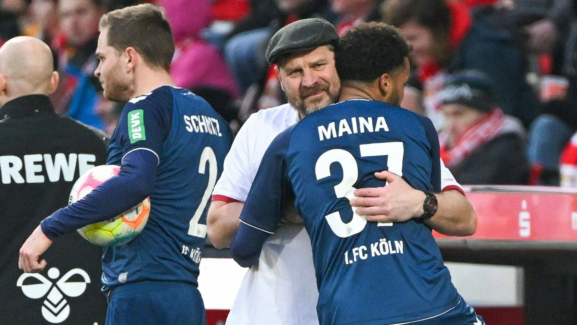 FC-Trainer Steffen Baumgart herzt seinen Angreifer Linton Maina nach dessen Auswechslung.