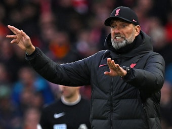 Liverpool-Coach Jürgen Klopp gibt seiner Mannschaft Anweisungen vom Spielfeldrand.