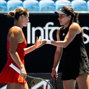 Die ukrainische Tennisspielerin Marta Kostjuk (l.) gemeinsam mit ihrer Doppel-Partnerin Elena Gabriela Ruse bei den Australian Open am 25. Januar 2023.