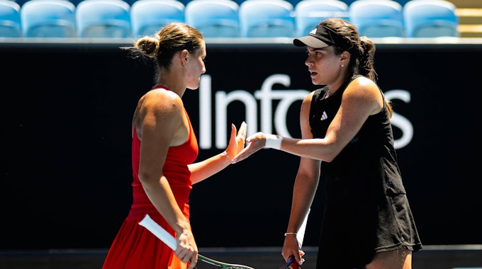 Die ukrainische Tennisspielerin Marta Kostjuk (l.) gemeinsam mit ihrer Doppel-Partnerin Elena Gabriela Ruse bei den Australian Open am 25. Januar 2023.