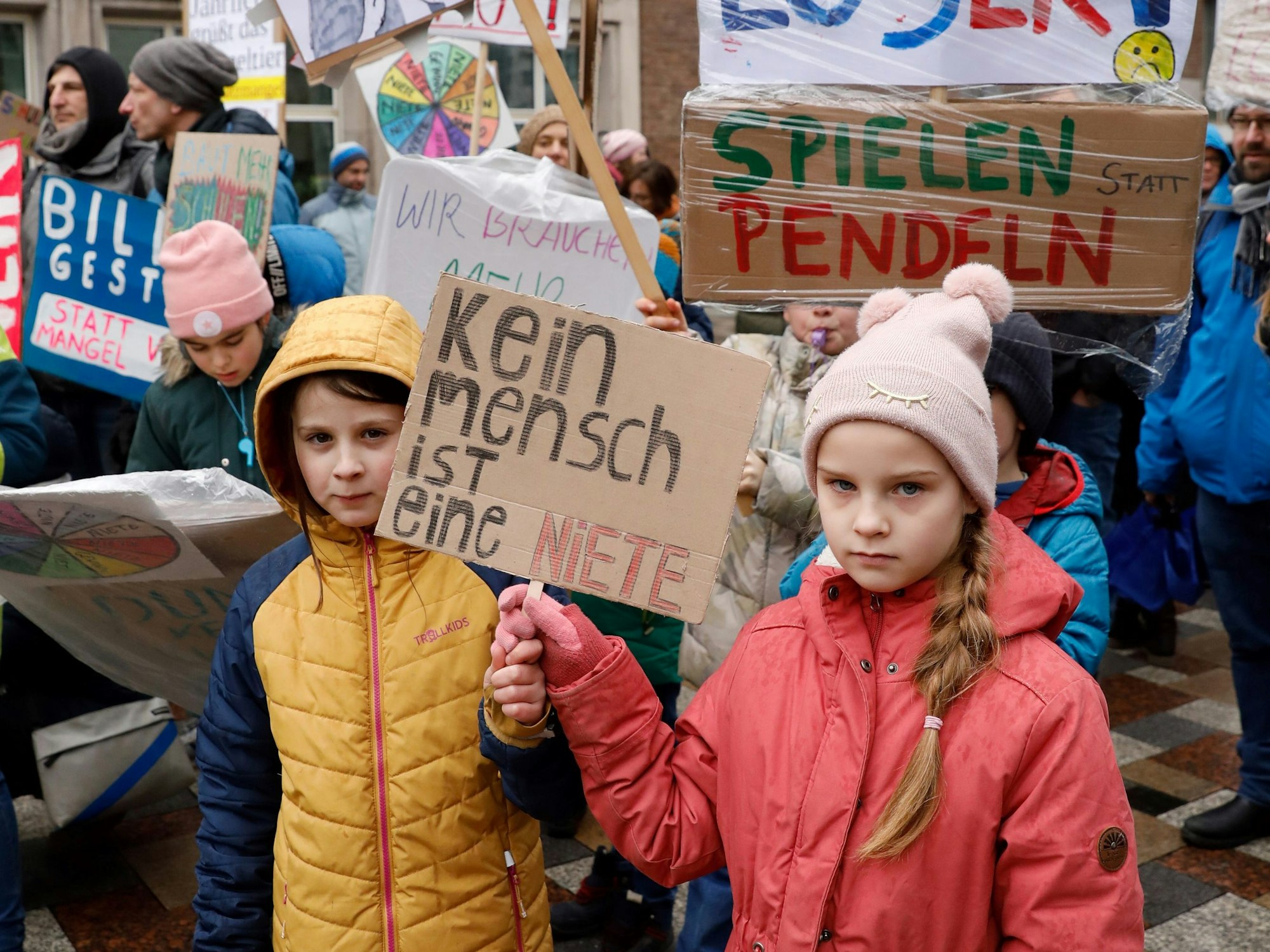 Kölner Kinder demonstrieren vor dem Rathaus