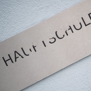 Jahr für Jahr beenden Tausende Jugendliche die Schule, ohne zumindest den Hauptschulabschluss zu bekommen. Auf dem Bild steht auf einem Schild "Hauptschule" in gebrochener Schrift zu lesen.