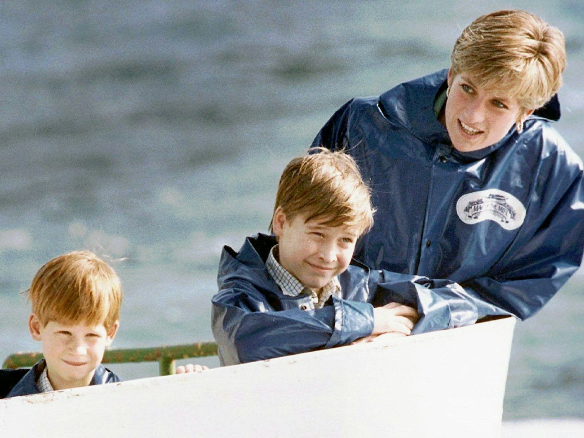 Prinzessin Diana besichtigt im Oktober 1991 mit ihren Söhnen Prinz William (m) und Prinz Harry die Niagara Fälle (USA).
