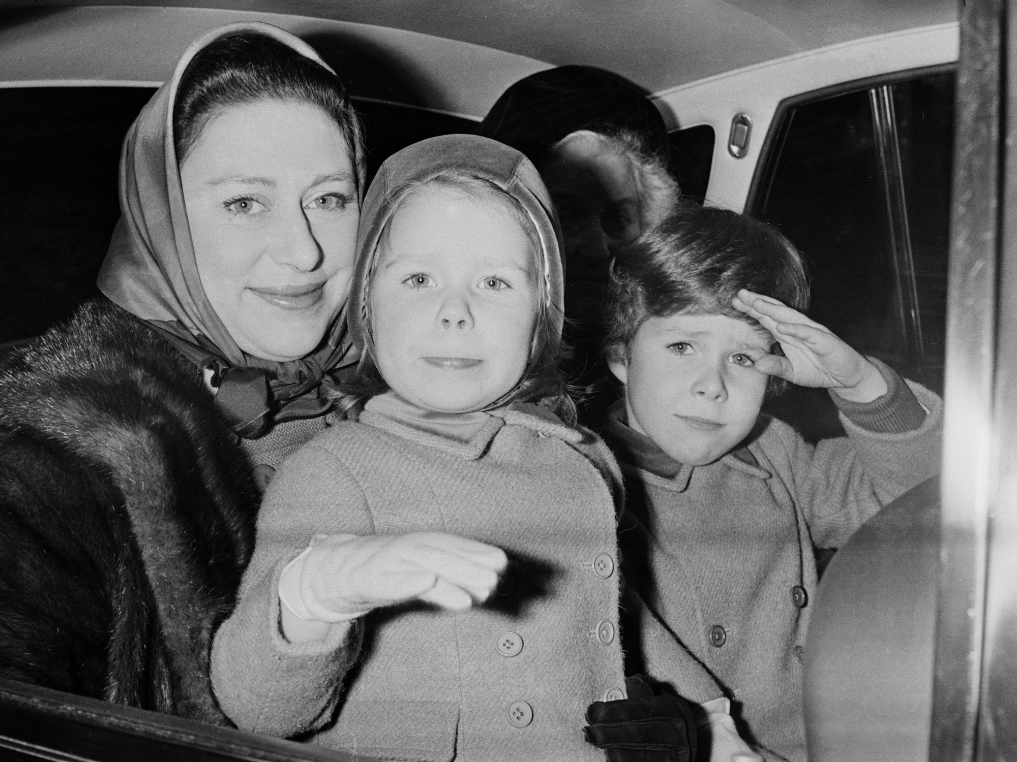 Prinzessin Margaret, Gräfin von Snowdon (1930 - 2002) sitzt auf dem Rücksitz eines Autos mit ihren Kindern David und Sarah und ihrem Kindermädchen Mabel Anderson.
