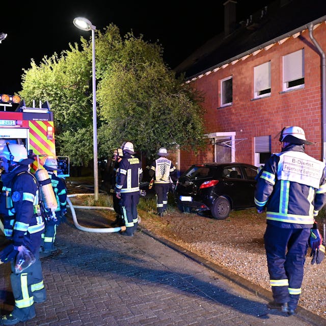 Auf dem Foto ist der Löscheinsatz der Feuerwehr zu sehen, nachdem im Treppenhaus eines Mehrfamilienhauses in Bergheim ein Feuer ausgebrochen worden war.