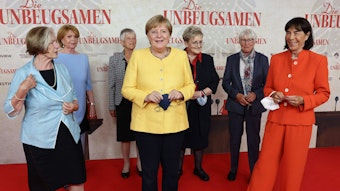 Angela Merkel mit Politikerinnen bei der Premiere des von Leopold Hoesch pro­du­zier­ten Films "Die Un­beug­sa­men".