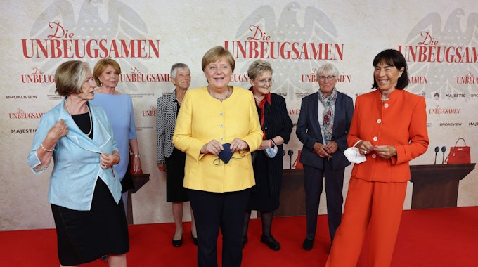 Angela Merkel mit Politikerinnen bei der Premiere des von Leopold Hoesch pro­du­zier­ten Films "Die Un­beug­sa­men".