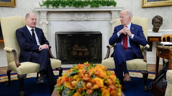Bundeskanzler Olaf Scholz und US-Präsident Joe Biden sitzen einander bei einem Gespräch im Weißen Haus gegenüber.