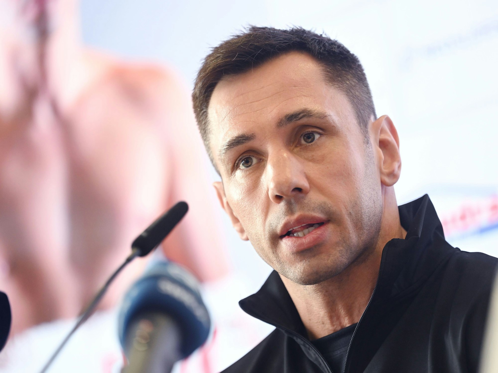 Ex-Boxweltmeister Felix Sturm beantwortet auf einer Pressekonferenz die Fragen der Journalisten.