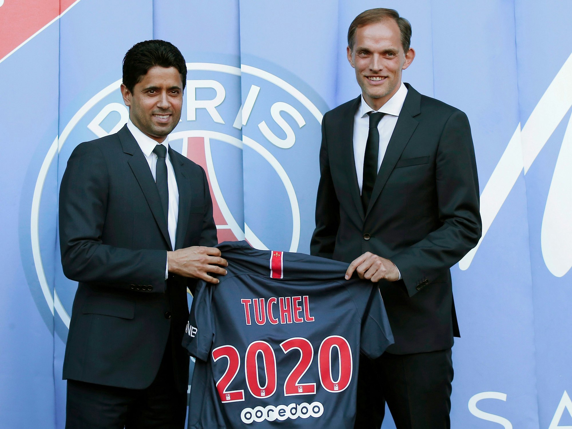Thomas Tuchel, der neue Trainer von Paris Saint-Germain, hält zusammen mit PSG-Präsident Nasser al-Khelaifi ein Trikot mit seinem Namen während seiner Präsentation im „Parc des Princes“-Stadion.