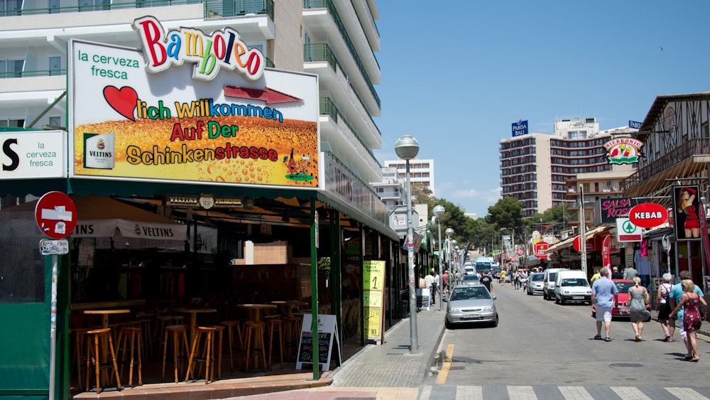 Ein Blick auf die „Schinkenstraße“. Links ist die Bar „Bamboleo“ zu sehen, rechts der „Bierkönig“.