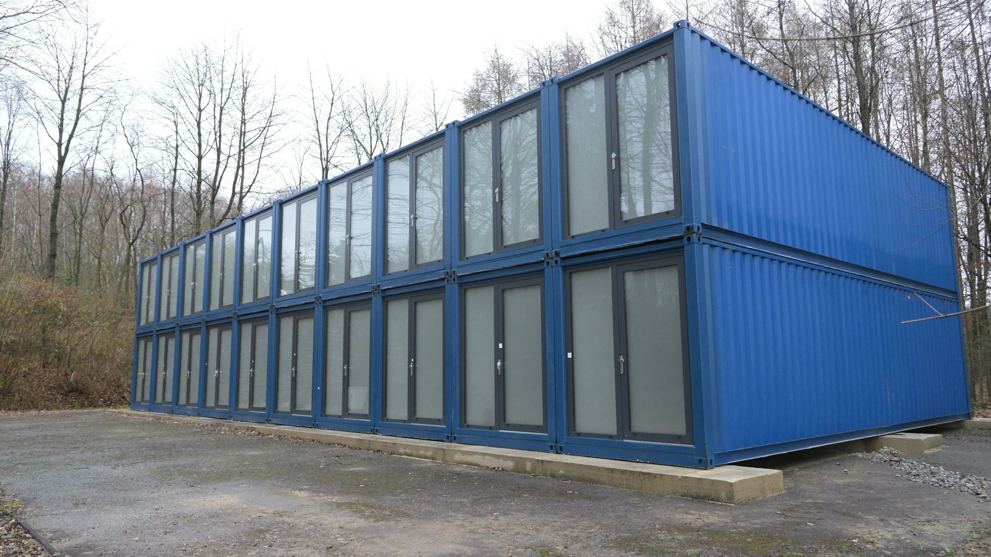 Eine blaue Container-Unterkunft.