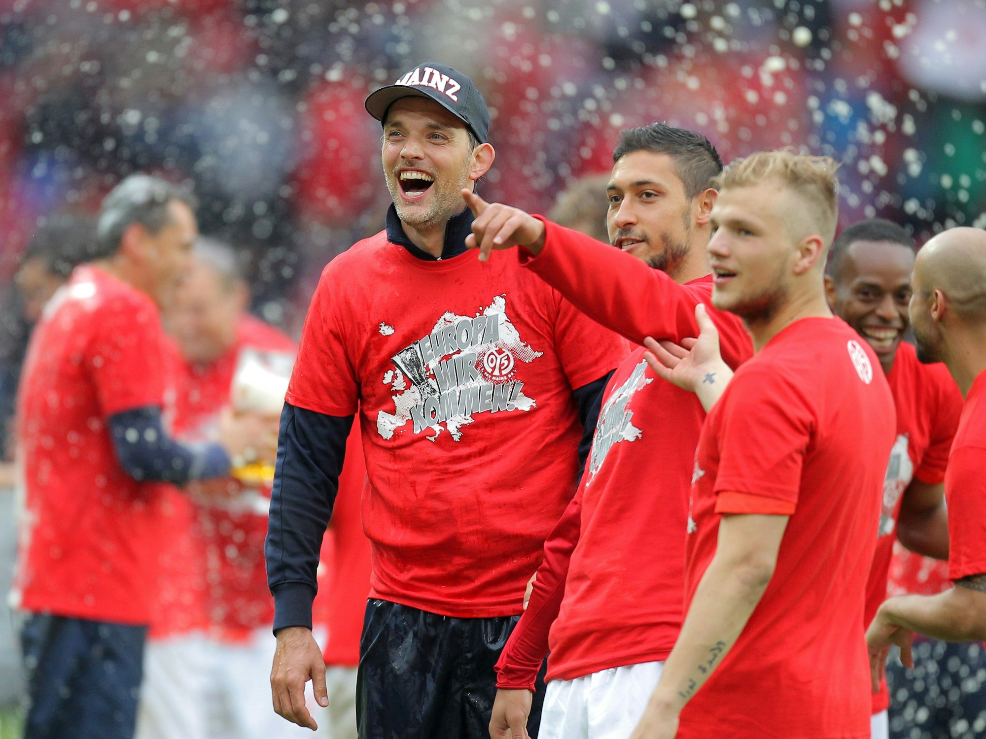 Der Mainzer Trainer Thomas Tuchel feiert nach dem letzten Spiel der Saison mit seiner Mannschaft.