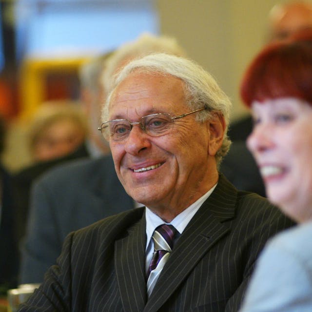 Das Foto zeigt Dr. Heinz Brunkhorst, den Gründungsschulleiter des Europagymnasiums.