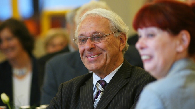 Das Foto zeigt Dr. Heinz Brunkhorst, den Gründungsschulleiter des Europagymnasiums.