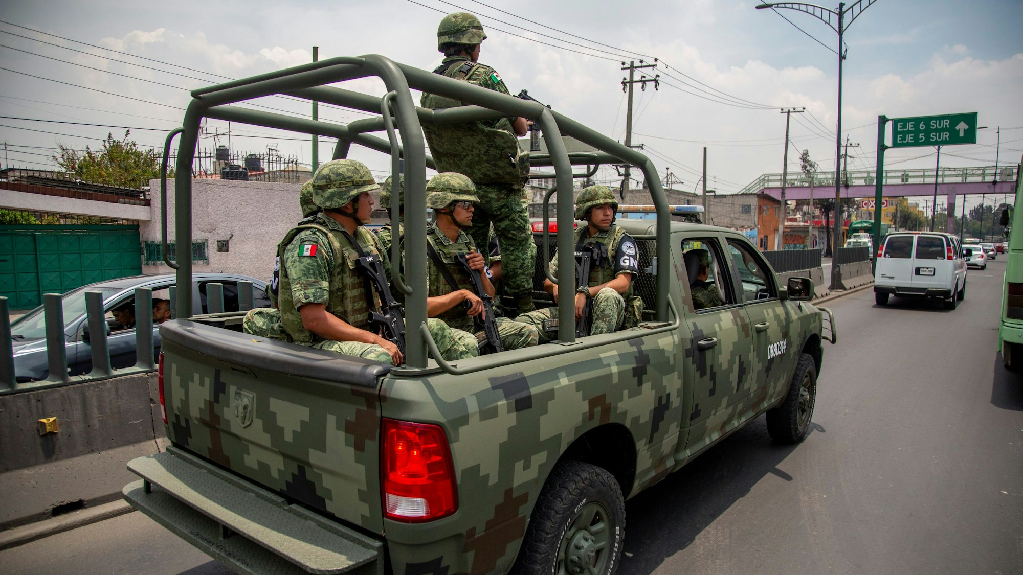 Ein Konvoi patrouilliert eine Hauptstraßen in der mexikanischen Hauptstadt.