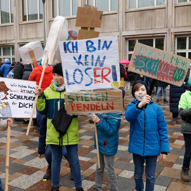 Kinder protestieren vor dem Kölner Rathaus gegen die schlechte Situation an den Kölner Schulen.&nbsp;