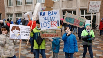 Kinder protestieren vor dem Kölner Rathaus gegen die schlechte Situation an den Kölner Schulen.